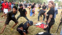 Kesenian ini identik dengan pemain yang kesurupan atau tidak sadarkan diri sambil terus menari mengikuti alunan irama musik.
