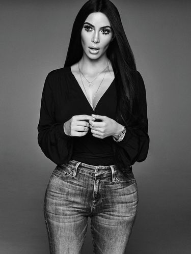 Kim Kardashian Manjat Pohon Tanpa Busana, Netizen Sebut Mirip Monyet 