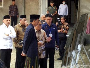 Masih Bersarung, Jokowi Kunjungi Pengolahan Beras di Sukabumi
