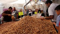 Tak hanya tempat penjualan hewan kurban, pasar juga ramai saat warga Palestina bersiap merayakan Idul Adha. Foto: REUTERS/Abed Omar Qusini