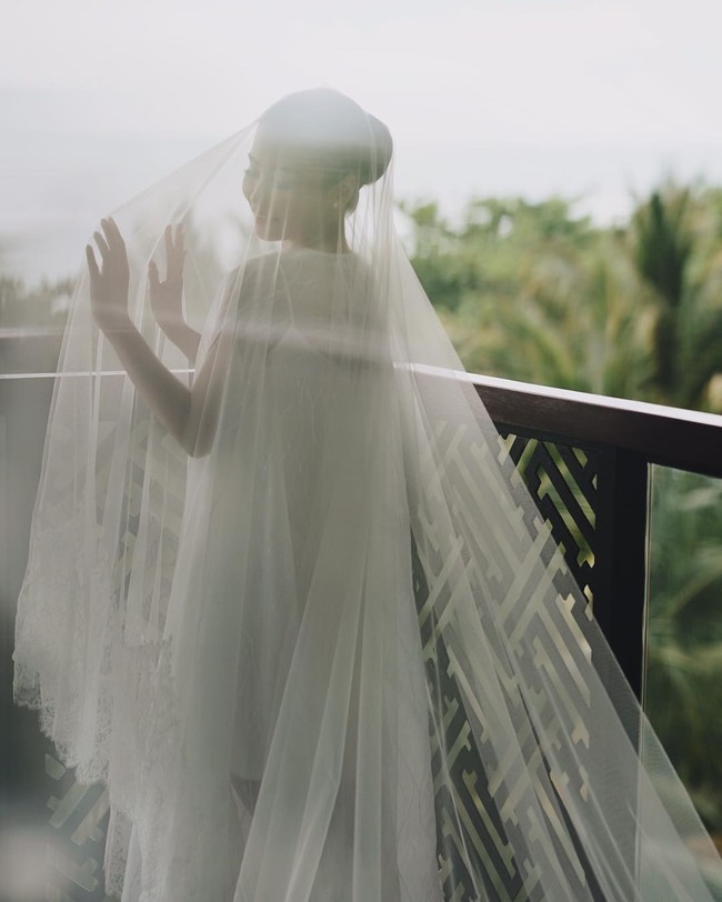 Veil yang dipakai Fiona Anthony tampak indah meskipun dibuat sederhana dengan detail bordir hanya di bagian tepi veil. Foto: Dok. Nomina Pics