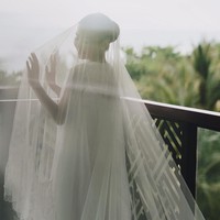 Veil yang dipakai Fiona Anthony tampak indah meskipun dibuat sederhana dengan detail bordir hanya di bagian tepi veil. Foto: Dok. Nomina Pics