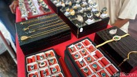 Bacan Sakti Gemstone and Friends, inilah kios perajin batu akik yang detikTravel kunjungi sewaktu berada di Pulau Bacan, Halmahera Selatan. Nama batu bacan yang sempat ngetren, diambil dari nama pulau ini  (Wahyu/detikTravel)