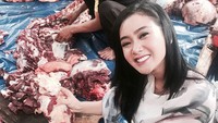 Ada juga Cita Citata yang berkurban dan memotong sendiri daging dari hewan kurbannya. Foto: Instagram Cita Citata