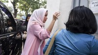 Dua tersangka perempuan tiba lebih dahulu di KPK Cabang C1, Jalan Rasuna Said, Jakarta Selatan sekitar pukul 08.03 WIB diantar menggunakan mobil tahanan. Yang pertama adalah istri Gubernur Bengkulu nonaktif, Lily Martiani Maddari yang mengenakan gamis merah jambu (Foto: ANTARA FOTO/Hafidz Mubarak)