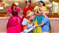 Beberapa karakter lain seperti keluarga Cinderella pun ada di sini. Tidak jarang mereka juga ikut berinteraksi dengan pengunjung lho Seru! (Disney World)