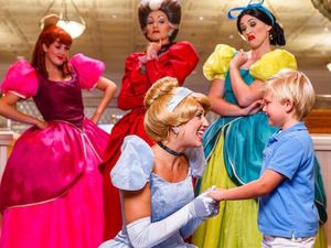 Foto: Makan Bareng Pangeran dan Cinderella, Mau?