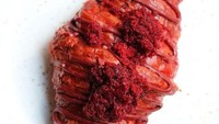 Ini yang sedang populer, Red Velvet Croissant. Selain adonan red velvet, croissant diisi krim keju dan taburi remahan biskuit red velvet. Yummy!Foto: Istimewa