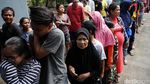 Warga Antre Pembagian Daging Kurban