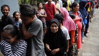 Warga mengantre daging kurban di halaman DPP LDII.