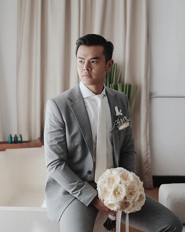 Dion Wiyoko pun tampil menawan dalam balutan setelan rancangan Wong Hang Tailor. Foto: Dok. Nomina Pics