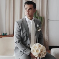 Dion Wiyoko pun tampil menawan dalam balutan setelan rancangan Wong Hang Tailor. Foto: Dok. Nomina Pics