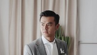 Dion Wiyoko tampak gagah dengan setelah jas abu-abu dan kemeja berwarna putih. Foto: Dok. Nomina Pics