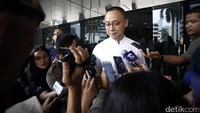 Eddy mengaku membawa makanan khas Idul Adha untuk kakaknya.