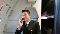 Kalau yang satu ini, asalnya dari tanah air. Pramugara dari maskapai Lion Air ini senyumnya manis banget. Setuju? (Instagram/@hidayatsyahreza)