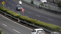 Arus lalu lintas yang mengarah ke Cawang maupun sebaliknya tampak lancar.