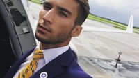 Pramugara Ryan Air yang satu ini pasti bikin kamu betah selama penerbangan. Super cute! (Instagram/@stra_di)