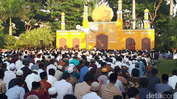 Momen Risma Salat Id Bersama Warga Surabaya