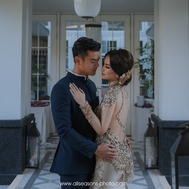 Aktor Dion Wiyoko resmi menikah dengan kekasihnya Fiona Anthony hari ini, Jumat (1/9/2017) di Bali. Berikut potret pernikahan Dion dan Fiona yang berlangsung romantis dan intim. Bagi kamu calon pengantin yang ingin menggelar pernikahan serupa, menikah di Bali ala Fiona dan Dion ini bisa menjadi inspirasi. Foto: Dok. All Seasons Photo