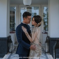 Aktor Dion Wiyoko resmi menikah dengan kekasihnya Fiona Anthony hari ini, Jumat (1/9/2017) di Bali. Berikut potret pernikahan Dion dan Fiona yang berlangsung romantis dan intim. Bagi kamu calon pengantin yang ingin menggelar pernikahan serupa, menikah di Bali ala Fiona dan Dion ini bisa menjadi inspirasi. Foto: Dok. All Seasons Photo