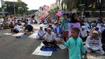 Foto: Umat Islam Salat Idul Adha di Jalanan Kawasan Jatinegara