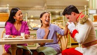 Jangan kaget jika tiba-tiba ada beberapa karakter film Cinderella yang menghampiri. Seperti pangeran yang satu ini, kamu yang wanita pasti meleleh! (Disney World)