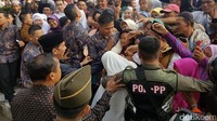 Warga berebut untuk menyalami Jokowi.