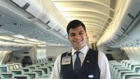 Pramugara Turkish Airlines ini punya senyum yang manis lho. Dengan balutan kemeja dan outer biru tua senada dengan celana panjang, makin terlihat rapi dan gagah (Instagram/@hmzdmr63)