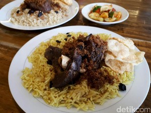 Nasi Kebuli Berlauk Kambing Goreng Sedap dari Restoran Berusia 50 Tahun Lebih