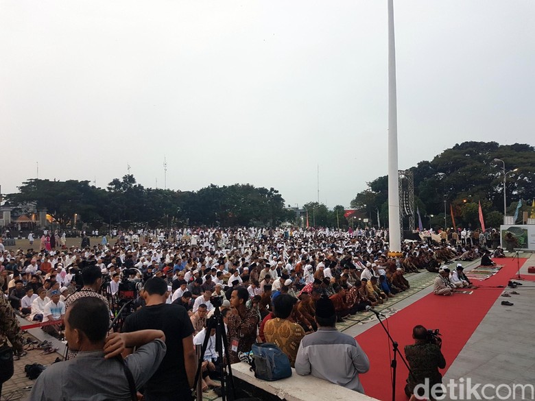 Jokowi dan Ribuan Warga Salat Idul Adha di Lapangan 