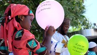 Anak-anak mendapat balon dan bingkisan yang di dalamnya terdapat snack dan uang 1.000 won.