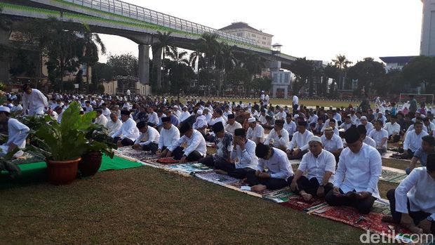 Salat Idul Adha di Lapangan Bhayangkara / 