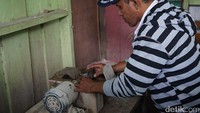 Aci Johan bahkan menggosok batu akik dengan permukaan bambu. Katanya, agar batu akik makin mengilap secara alami. Proses memroses batu hingga siap pakai butuh sekitar 3-4 hari (Wahyu/detikTravel)