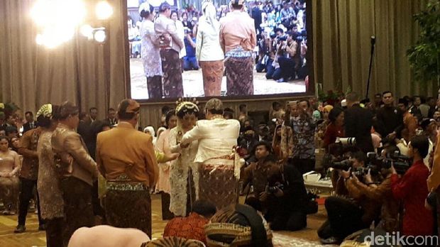 Keduanya saling melempar gantal.