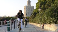 Sevilla jadi wakil dari Spanyol sebagai kota paling nyaman untuk bersepeda. Sevilla memiliki sarana transportasi berupa 2.500 sepeda yang bernama Sevici dan bisa disewa masyarakat atau turis. Hal itu sebagai cara untuk mengatasi kemacetan (CNN Travel)