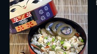 Tahu goreng dan pilaf sayuran gunung yang bernama Michinoku kokeshi bento ini disajikan dalam bento box bentu kokeshi. Boneka kokeshi termasuk salah satu suvenir paling populer di Tohoku.