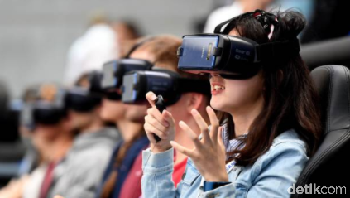 Para pengguna yang menjajal VR ini bisa merasakan keseruan layaknya ada di dalam permainan virtual tersebut. Foto: Getty Images