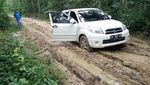 Foto: Perjuangan Terangi Pelosok Kalsel, Tembus Hutan dan Jalan Berlumpur