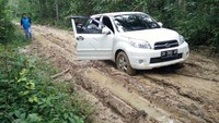 Petugas tembus hutan dan jalan berlumpur menuju desa Sialing di Kalimantan Selatan. (Dok. PLN Kalselteng)