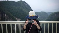 Jembatan kaca Zhangjiajie ini bahkan mengalahkan Grand Canyon Skywalk di AS yang panjangnya 21 meter dan tingginya 219 meter dari tanah. Juga mengalahkan Glacier Skywalk di Alberta, Kanada yang panjangnya 35 meter dan tingginya sedikit kurang dari 300 meter (Dok. CNN Travel)