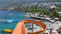 Yang paling unik di sini, terdapat waterslide yang biasanya ditemukan di waterpark. Tapi, yang satu ini mengarah langsung ke pantai! (Beach Park Kalkan)