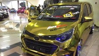 Bukan emas asli, melainkan sticker TeckWrap krom berwarna emas.