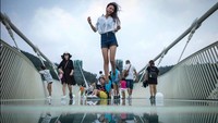 Secara bahan, jembatan itu tercipta dari 99 kaca jendela yang terbagi menjadi tiga lapis kaca transparan. Jembatan tersebut juga mendapat 10 rekor dunia untuk desain dan proses pengerjaannya. Bukan main-main (Dok. CNN Travel)