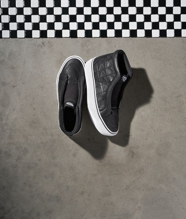 Sentuhan Karl Lagerferld kental terasa dengan high-top sneakers berdesain quilted. Foto: Dok. Karl Lagerfeld x Vans