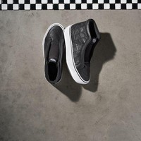 Sentuhan Karl Lagerferld kental terasa dengan high-top sneakers berdesain quilted. Foto: Dok. Karl Lagerfeld x Vans