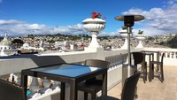Berbeda dengan rooftop lainnya yang megah dan besar, di Ekuador, ada rooftop bar kecil yang tersembunyi. Terletak di kota Quito, La Terraza de Casa Gangotena berada di antara rumah-rumah jaman dulu yang telah menjadi situs warisan dunia pertama oleh UNESCO. Di sini Anda bisa menikmati Cedron Spirit, racikan dari rum, lemon, dan anggur bersoda.