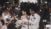 Pernikahan keduanya berlangsung romantis dan intim di Bali. Foto: nominapics photography
