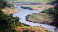 Aliran air sungai Citarum digunakan untuk mengairi Waduk Saguling Bandung Barat, Bendungan Cirata Kabupaten Cianjur, Waduk Jatiluhur Kabupaten Purwakarta dan bermuara di Kabupaten Karawang.