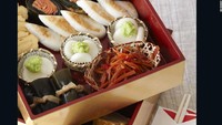 Osechi merupakan hidangan spesial yang disantap saat Tahun Baru. Disusun dalam kotak jubako bertingkat, menu menawarkan budaya kuliner Jepang yang beragam. Salah satu isi kotak ada potongan kecil shake no kobu maki (gulungan rumput laut isi salmon).