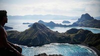 Hamish Daud saat berada di puncak Pulau Padar, Labuan Bajo. Kamu kapan foto-foto di sini? (@hamishdw/Instagram)